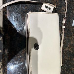 NEVER USED COACH BEAUTIFUL PURSE THE COLOR IS AMAZING SOFT AND PERFECT